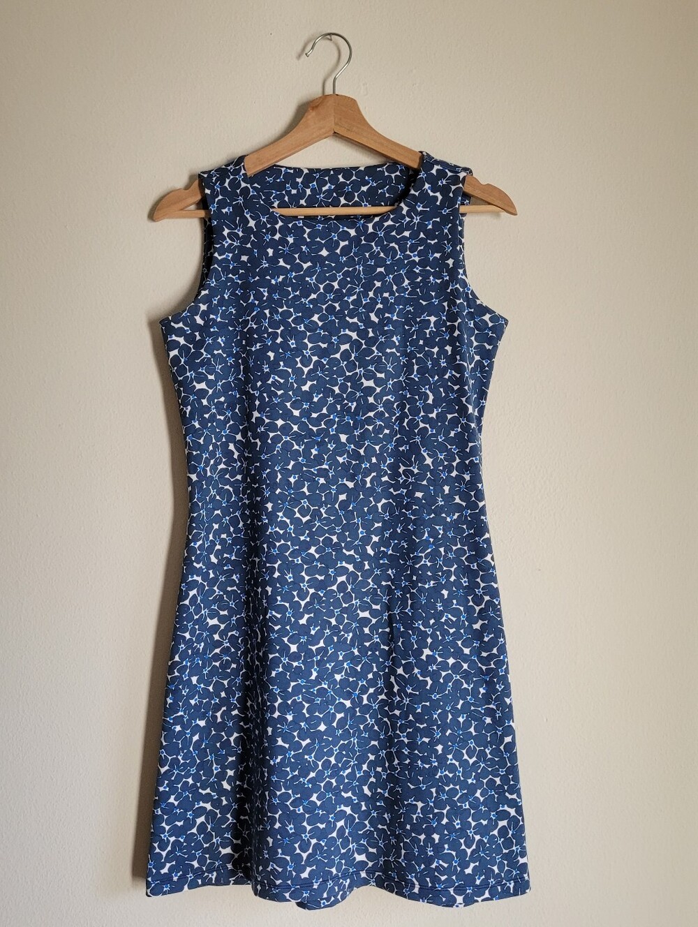 MAHI Gold RYDER SHIFT DRESS Size S BLUE/WHITE Floral Sleeveless Crew Neck